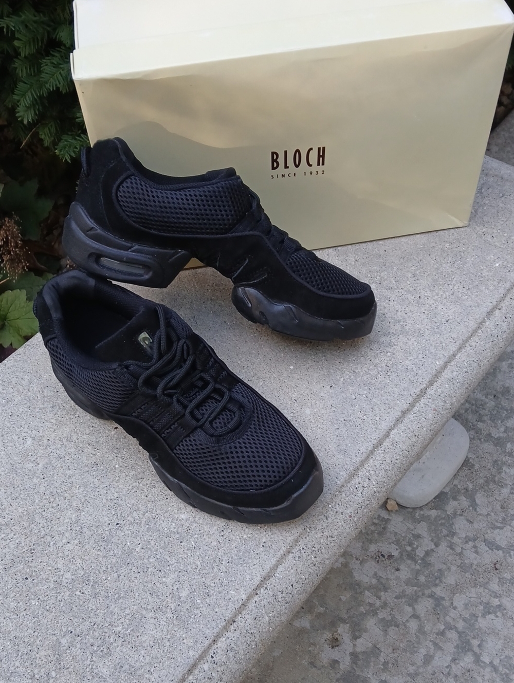 Bloch Adult Boost Mesh Split Sole Dance Sneaker (Model S0538L). Sz 9.5